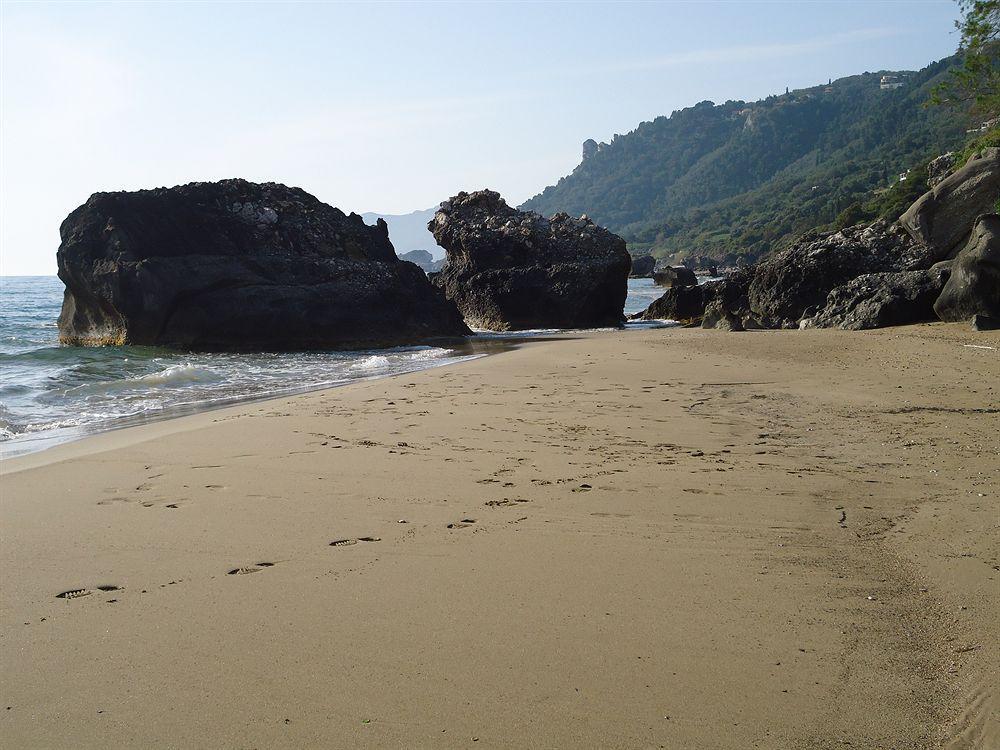 Pink Palace Beach Resort Агиос Гордиос Екстериор снимка