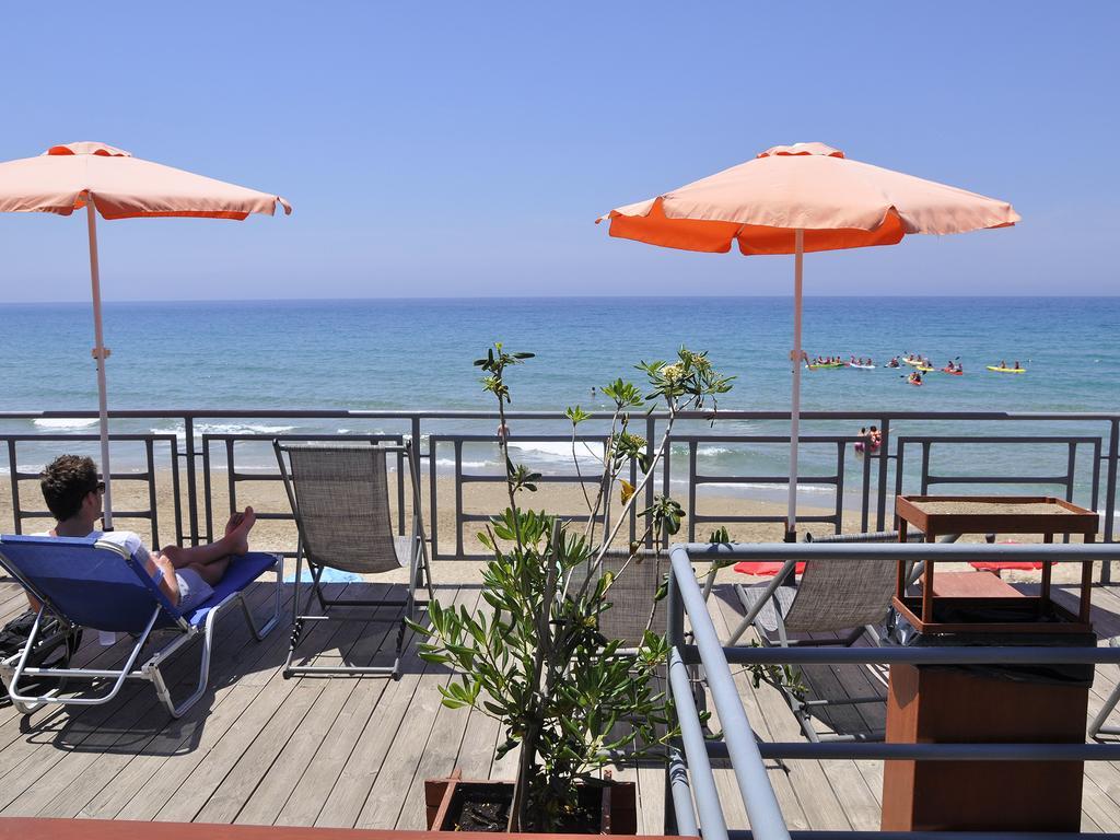 Pink Palace Beach Resort Агиос Гордиос Екстериор снимка